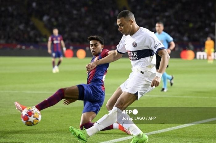 Lamine Yamal (kiri) berduel dengan Kylian Mbappe dalam bentrokan Barcelona vs PSG di Liga Champions. Disebut hibrida Lionel Messi-Cristiano Ronaldo, Yamal dibilang lebih hebat dari Mbappe yang baru resmi gabung Real Madrid.