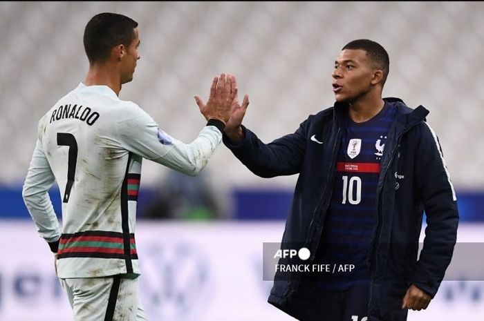 Kylian Mbappe (kanan) saat bertemu dengan Cristiano Ronaldo dalam duel timnas Prancis vs Portugal. Mbappe tidak akan pernah bisa disandingkan dengan Ronaldo setelah bergabung dengan Real Madrid.