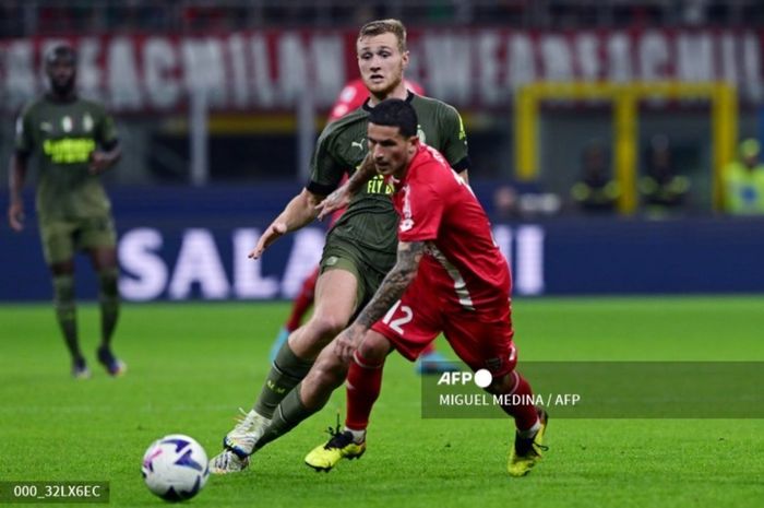 Stefano Sensi (12), sewaktu membela Monza dalam laga melawan AC Milan di Liga Italia, 22 Oktober 2022 di San Siro.