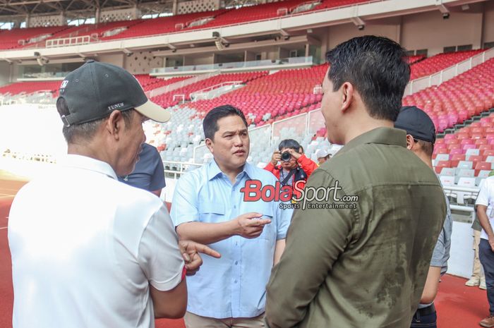 Ketua Umum PSSI, Erick Thohir, sedang berdikusi saat ditemui di Stadion Utama Gelora Bung Karno, Senayan, Jakarta, Rabu (5/6/2024).