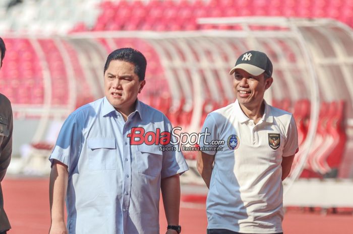 Ketua Umum PSSI, Erick Thohir (kiri) dan Yunus Nusi (kanan) selaku Sekretaris Jendral PSSI sedang memantau kondisi rumput  di Stadion Utama Gelora Bung Karno, Senayan, Jakarta, Rabu (5/6/2024).