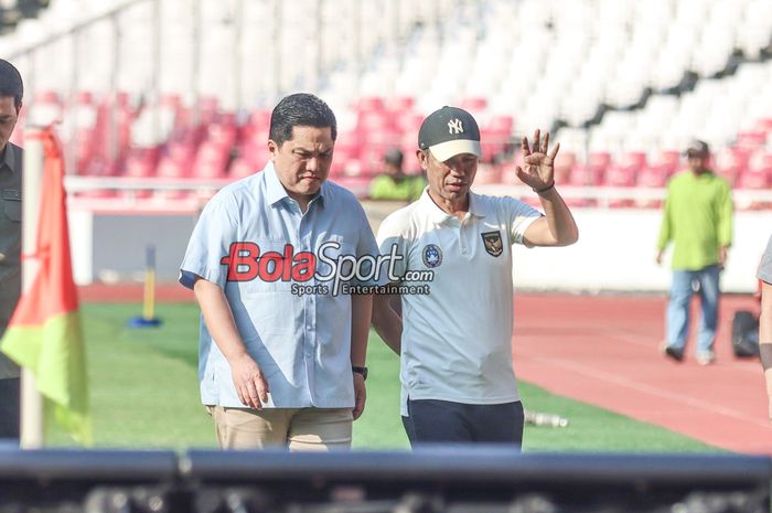 Ketua Umum PSSI, Erick Thohir (kiri) dan Yunus Nusi (kanan) selaku Sekretaris Jendral PSSI sedang memantau kondisi rumput  di Stadion Utama Gelora Bung Karno, Senayan, Jakarta, Rabu (5/6/2024).