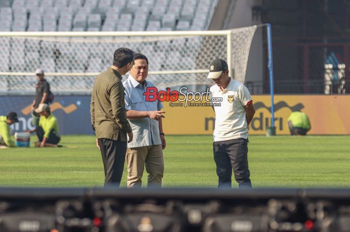 Ketua Umum PSSI, Erick Thohir, sedang memantau kondisi rumput  di Stadion Utama Gelora Bung Karno, Senayan, Jakarta, Rabu (5/6/2024).