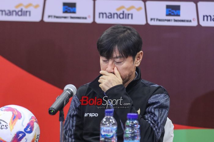 Pelatih timnas Indonesia, Shin Tae-yong, sempat batuk saat sesi jumpa pers di Hotel Sultan, Senayan, Jakarta, Rabu (5/6/2024).