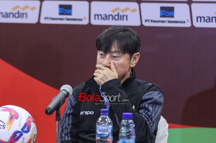 Pelatih timnas Indonesia, Shin Tae-yong, sempat batuk saat sesi jumpa pers di Hotel Sultan, Senayan, Jakarta, Rabu (5/6/2024).