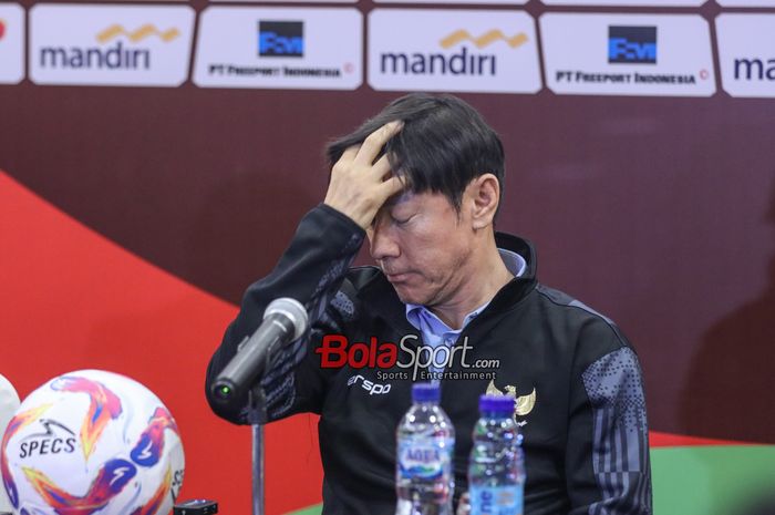 Pelatih timnas Indonesia, Shin Tae-yong, bicara blak-balakan mengakui kecewa dan sedih saat harus merucak rekor Korea Selatan ke Olimpiade 2024.