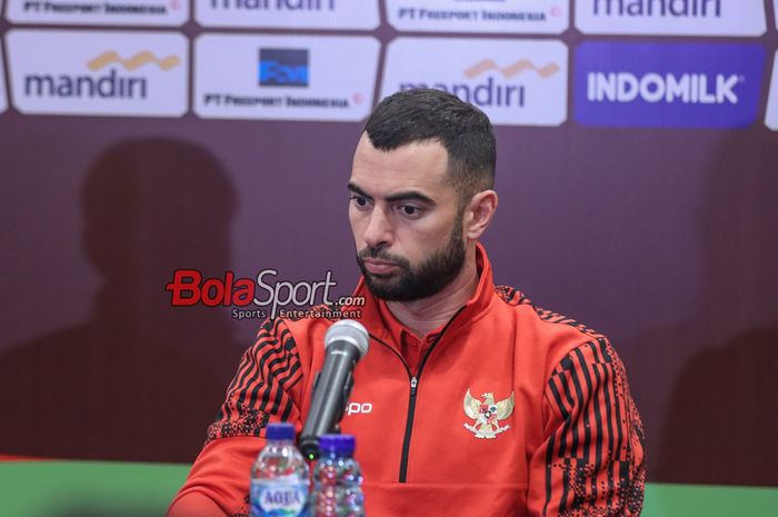 Pemain belakang Timnas Indonesia, Jordi Amat pada sesi konferensi pers jelang laga lawan Irak pada lanjutan Grup F ronde kedua Kualifikasi Piala Dunia 2026 Zona Asia, Rabu (5/6/2024)