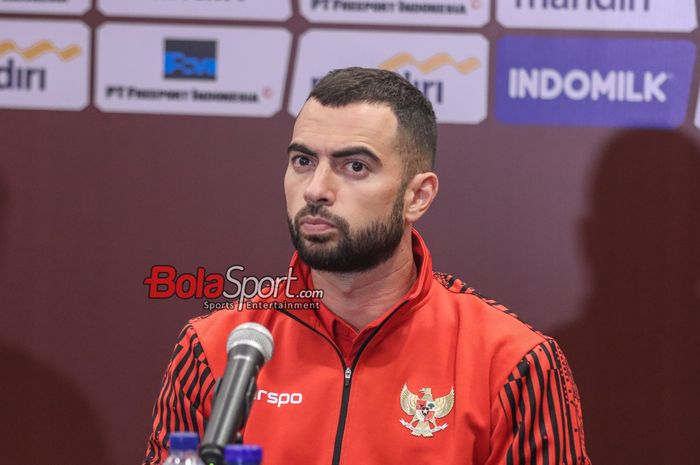 Bek timnas Indonesia, Jordi Amat, sedang memberikan keterangan kepada awak media di Hotel Sultan, Senayan, Jakarta, Rabu (5/6/2024).