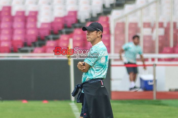 Pelatih timnas Indonesia, Shin Tae-yong, sedang memantau para pemainnya berlatih di Stadion Utama Gelora Bung Karno, Senayan, Jakarta, Rabu (5/6/2024).