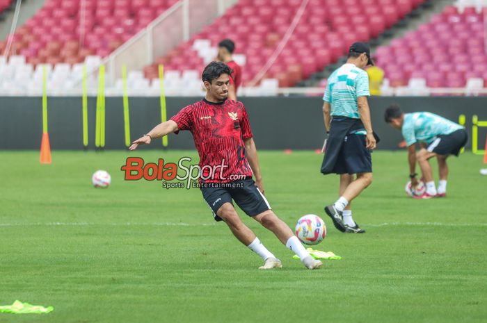 Nathan Tjoe-A-On tampak ikut dalam latihan timnas Indonesia di Stadion Utama Gelora Bung Karno, Senayan, Jakarta, Rabu (5/6/2024).