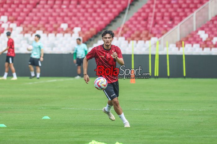 Nathan Tjoe-A-On tampak ikut dalam latihan timnas Indonesia di Stadion Utama Gelora Bung Karno, Senayan, Jakarta, Rabu (5/6/2024).