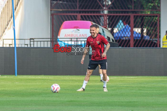 Calvin Verdonk tampak ikut dalam latihan timnas Indonesia di Stadion Utama Gelora Bung Karno, Senayan, Jakarta, Rabu (5/6/2024).