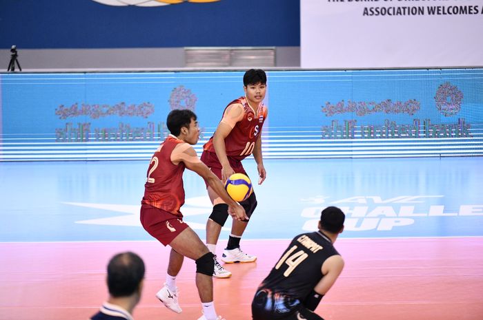 Outside hitter timnas voli putra Thailand, Anurak Phanram, sedang melakukan receive saat menghadapi Kazakhstan pada babak penyisihan grup AVC Challenge Cup 2024, Selasa, 4 Juni 2024