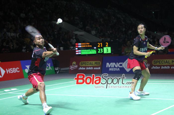 Ganda Campuran Indonesia Rehan Naufal Kusharjanto/Lisa Ayu Kusumawati saat berlaga di Indonesia Open 2024, Istora Senayan, Jakarta, Kamis (5/6/2024).