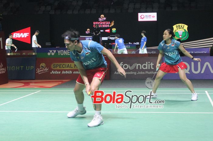 Ganda Campuran Indonsia Rinov Rivaldy/Pitha Haningtyas Mentari saat berlaga di Indonesia Open 2024, Istora Senayan, Jakarta, Rabu (5/6/2024)