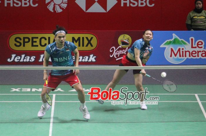 Ganda Campuran Indonsia Rinov Rivaldy/Pitha Haningtyas Mentari saat berlaga di Indonesia Open 2024, Istora Senayan, Jakarta, Rabu (5/6/2024)