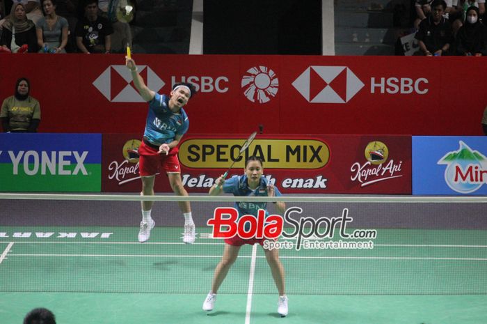 Ganda Campuran Indonsia Rinov Rivaldy/Pitha Haningtyas Mentari saat berlaga di Indonesia Open 2024, Istora Senayan, Jakarta, Rabu (5/6/2024)