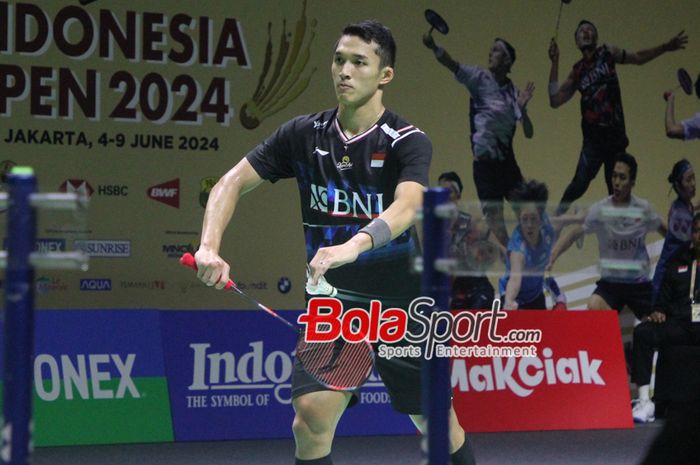 Tunggal putra Indonesia, Jonatan Christie, saat tampil pada babak pertama Indonesia Open 2024 di Istora Senayan, Jakarta, 5 Juni 2024.