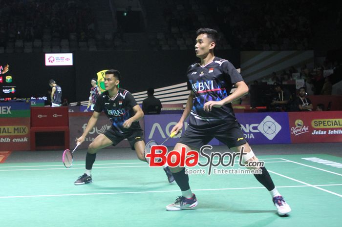 Aksi ganda putra Indonesia, Muhammad Shohibul Fikri/Bagas Maulana, melawan Lui Yu Chen/Ou Xuan Yi (China) di babak pertama Indonesia Open 2024, Rabu (5/6/2024) di Istora Senayan, Jakarta.