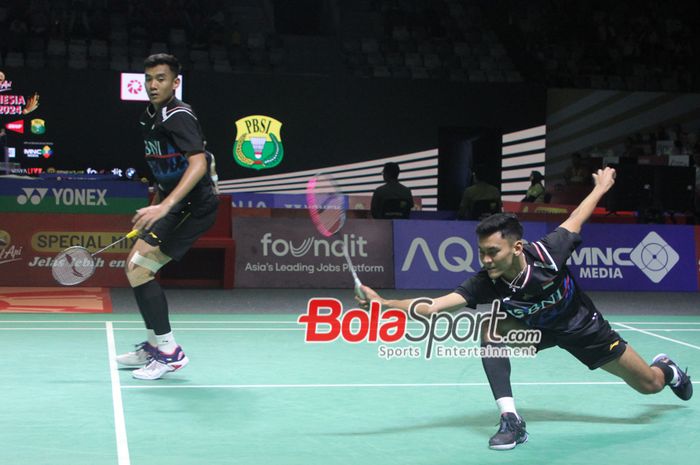 Aksi ganda putra Indonesia, Muhammad Shohibul Fikri/Bagas Maulana, melawan Lui Yu Chen/Ou Xuan Yi (China) di babak pertama Indonesia Open 2024, Rabu (5/6/2024) di Istora Senayan, Jakarta.