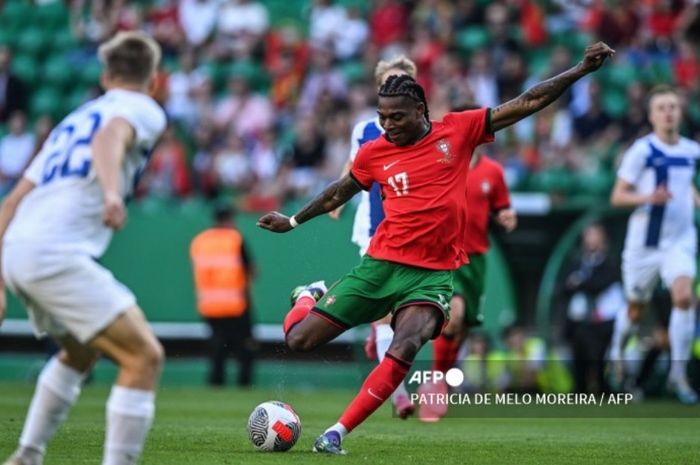 Aksi Rafael Leao pada laga persahabatan antara timnas Portugal dan timnas Finlandia di Stadion Jose Alvalade, Selasa (4/6/2024).