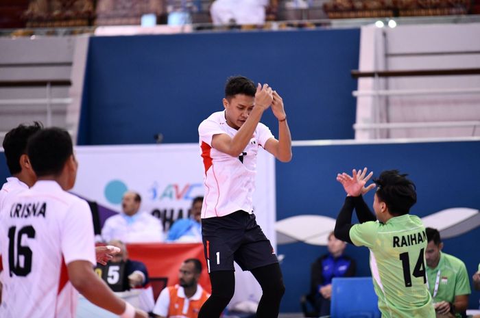 Pemain timnas voli Indonesia, Mohammad Fahril Setiawan, pada laga melawan Qatar di AVC Challenge Cup 2024, Selasa, 4 Juni 2024