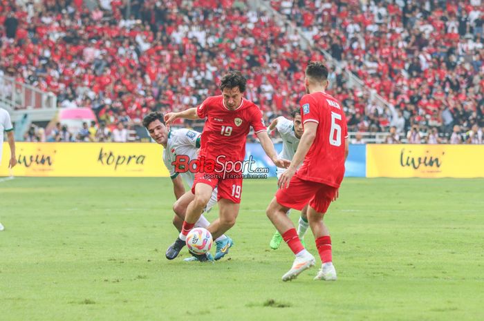 Thom Haye (tengah) sedang menguasai bola dalam laga babak Kualifikasi Piala Dunia 2026 antara timnas Indonesia versus timnas Irak di Stadion Utama Gelora Bung Karno, Jakarta, Kamis (6/6/2024).