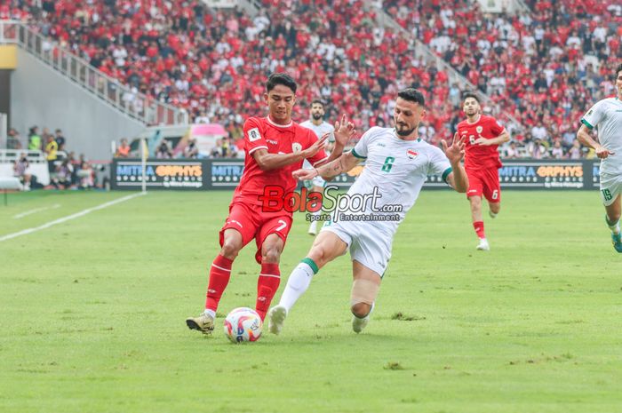 Marselino Ferdinan (kiri) sedang merebut bola dengan Rebin Ghareeb Adhamat (kanan) dalam laga babak Kualifikasi Piala Dunia 2026 antara timnas Indonesia versus timnas Irak di Stadion Utama Gelora Bung Karno, Jakarta, Kamis (6/6/2024).