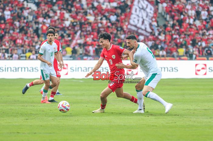 Rafael Struick (kiri) sedang menguasai bola dalam laga babak Kualifikasi Piala Dunia 2026 antara timnas Indonesia versus timnas Irak di Stadion Utama Gelora Bung Karno, Jakarta, Kamis (6/6/2024).