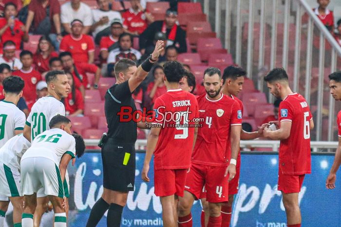 Jordi Amat diusir wasit seusai melakukan pelanggaran dalam laga babak Kualifikasi Piala Dunia 2026 antara timnas Indonesia versus timnas Irak di Stadion Utama Gelora Bung Karno, Jakarta, Kamis (6/6/2024).