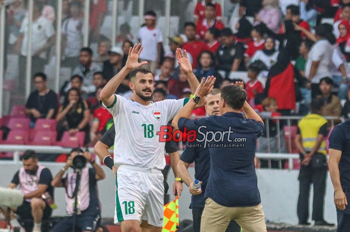 Aymen Hussein (kiri) sedang melakukan selebrasi seusai mencetak gol dalam laga babak Kualifikasi Piala Dunia 2026 antara timnas Indonesia versus timnas Irak di Stadion Utama Gelora Bung Karno, Jakarta, Kamis (6/6/2024).