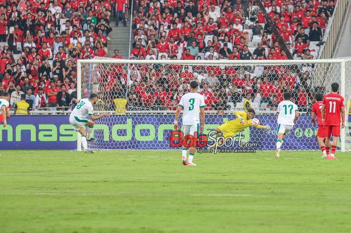 Aymen Hussein (kiri) sedang menendang penalti dalam laga babak Kualifikasi Piala Dunia 2026 antara timnas Indonesia versus timnas Irak di Stadion Utama Gelora Bung Karno, Jakarta, Kamis (6/6/2024).