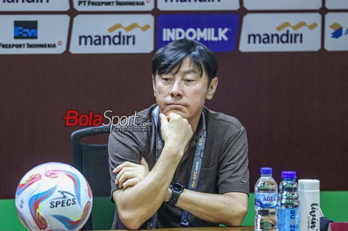 Pelatih timnas Indonesia, Shin Tae-yong, sedang memberikan keterangan kepada awak media di Stadion Utama Gelora Bung Karno, Jakarta, Kamis (6/6/2024), setelah Indonesia kalah 0-2 dari Irak. Menurutnya, masih banyak hal yang disayangkan dari timnas Indonesia dan harus dievaluasi.