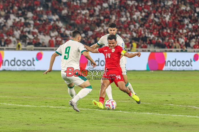 Asnawi Mangkualam Bahar (tengah) sedang menguasai bola dalam laga babak Kualifikasi Piala Dunia 2026 antara timnas Indonesia versus timnas Irak di Stadion Utama Gelora Bung Karno, Jakarta, Kamis (6/6/2024).