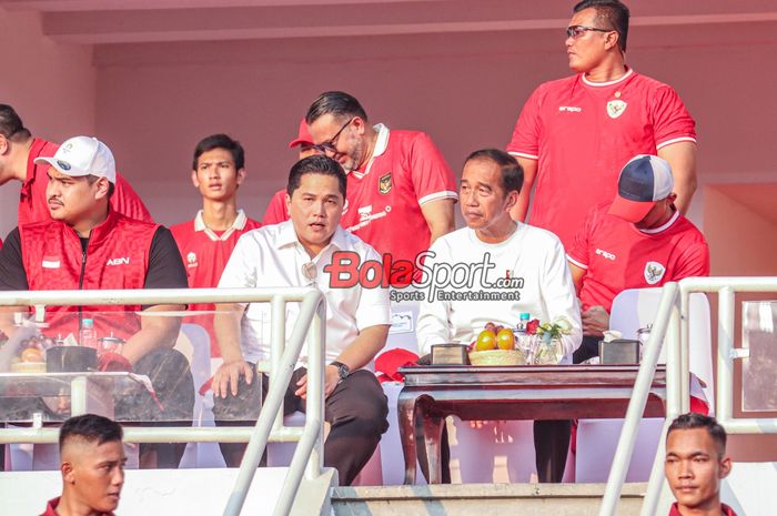 Presiden Republik Indonesia, Joko Widodo (Jokowi), sedang bersama Erick Thohir (tengah) selaku Ketua Umum PSSI saat hadir di Stadion Utama Gelora Bung Karno, Jakarta, Kamis (6/6/2024). Setelah Indonesia kalah 0-2 dari Irak, Erick Thohir mengingatkan kepada tim agar tak meremehkan Filipina yang menja