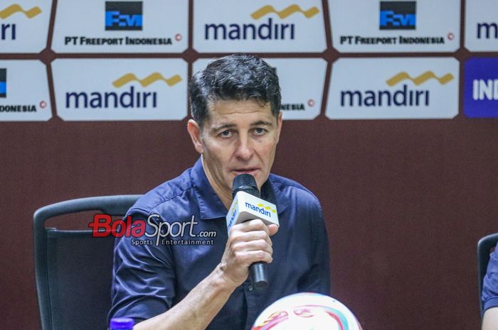 Pelatih timnas Irak, Jesus Casas, sedang memberikan keterangan kepada awak media di Stadion Utama Gelora Bung Karno, Jakarta, Kamis (6/6/2024).
