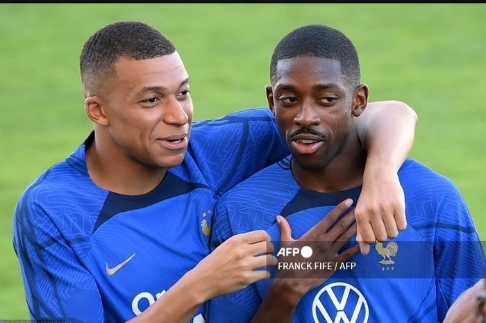 Kylian Mbappe (kiri) dan Ousmane Dembele dalam sesi latihan timnas Prancis. Mbappe pernah nyaris gabung Barcelona ketika menolak pindah ke Real Madrid dulu, tapi Barca malah memilih Dembele.
