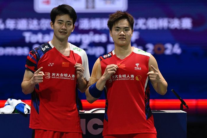 Pasangan ganda putra China, Liang Wei Keng/Wang Chang, berpose setelah menundukkan Fajar Alfian/Muhammad Rian Ardianto, pada final Thomas Cup 2024 di Chengdu, China, 5 Mei 2024.