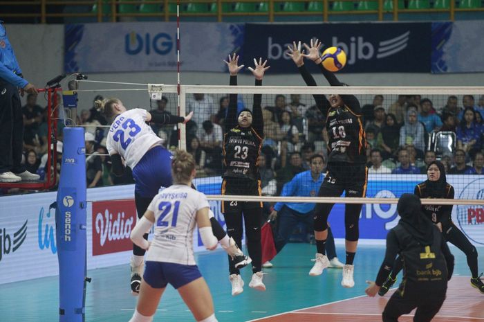 Outside hitter Bandung bjb Tandamata, Vera Katsiuchyk, melakukan spike ke barisan blok Jakarta Popsivo Polwan dalam putaran kedua Proliga di GOR Si Jalak Harupat, Bandung, Jawa Barat, 7 Juni 2024.