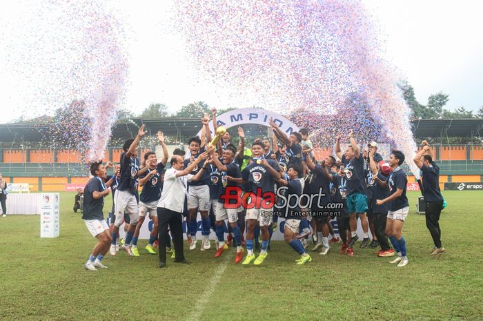 Adhyaksa Farmel FC sedang merayakan gelar juara Liga 3 Nasional 2024 di Stadion Mini Cibinong, Bogor, Jawa Barat, Jumat (7/6/2024).