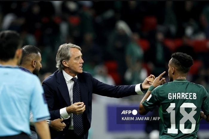 Roberto Mancini memberikan instruksi kepada pemain Timnas Arab Saudi dalam laga Kualifikasi Piala Dunia 2026.