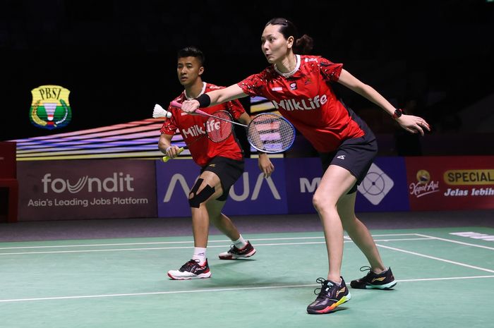 Pasangan ganda campuran Indonesia, Dejan Ferdinansyah/Gloria Emanuelle Widjaja, pada perempat final Indonesia Open 2024 di Istora Senayan, Jakarta, Jumat (7/6/2024).