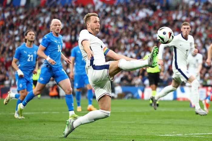 Harry Kane mengontrol bola saat timnas Inggris menjamu Islandia pada laga uji coba di London Stadium (7/6/2024).