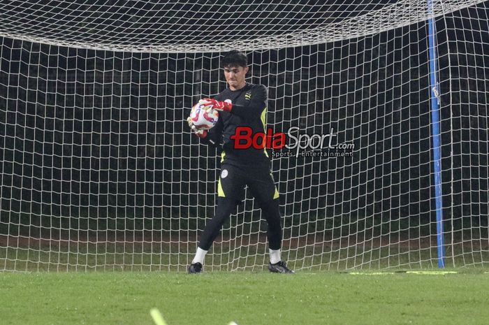 Kiper timnas Filipina, Kevin Mendoza, sedang berlatih di Stadion Soemantri Brodjonegoro, Kuningan, Jakarta, Sabtu (8/6/2024).