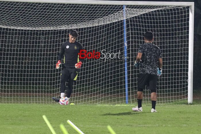 Kiper timnas Filipina, Kevin Mendoza (kiri), sedang berlatih di Stadion Soemantri Brodjonegoro, Kuningan, Jakarta, Sabtu (8/6/2024).