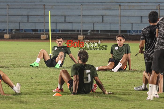 Jose Elmer Porteria alias Oje (kiri) dan Christian Rontini (kanan) sedang berlatih bersama timnas Filipina di Stadion Soemantri Brodjonegoro, Kuningan, Jakarta, Sabtu (8/6/2024).