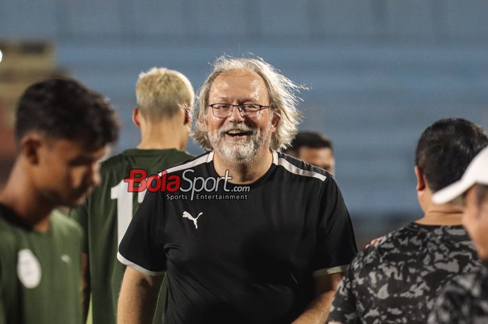 Pelatih timnas Filipina, Tom Saintfiet, sempat tersenyum saat memantau para pemainnya berlatih di Stadion Soemantri Brodjonegoro, Kuningan, Jakarta, Sabtu (8/6/2024).