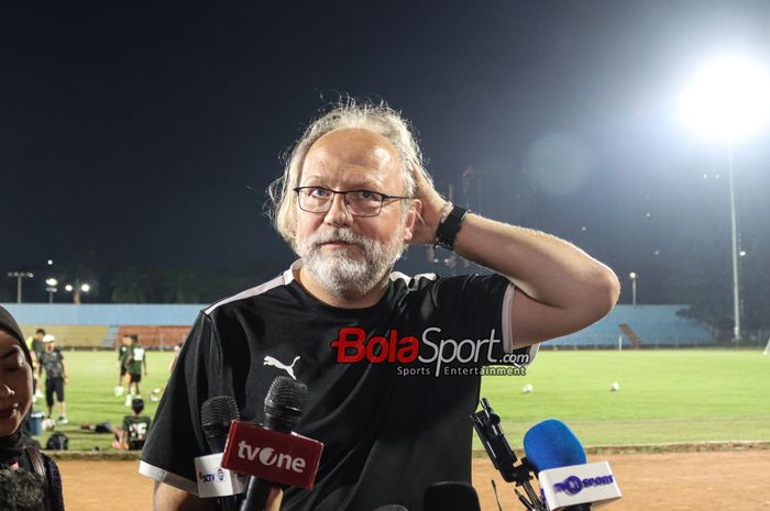 Pelatih timnas Filipina, Tom Saintfiet, sedang memberikan keterangan kepada awak media di Stadion Soemantri Brodjonegoro, Kuningan, Jakarta, Sabtu (8/6/2024).