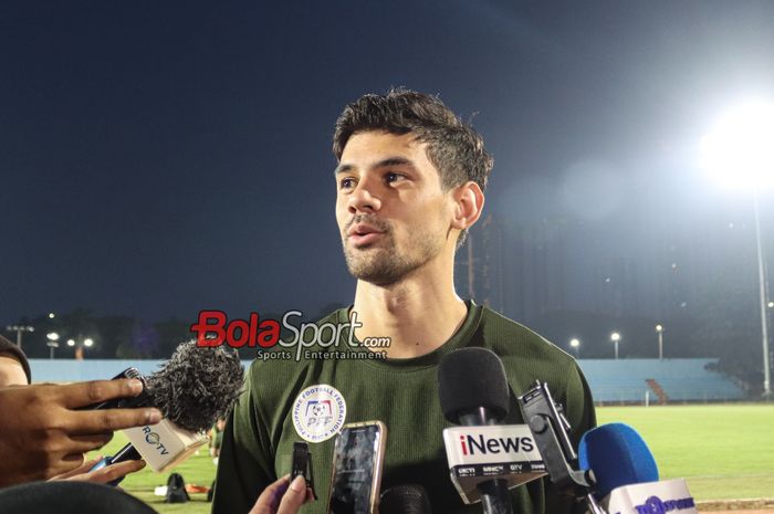 Pemain timnas Filipina, Jesper Nyholm, sedang memberikan keterangan kepada awak media di Stadion Soemantri Brodjonegoro, Kuningan, Jakarta, Sabtu (8/6/2024).