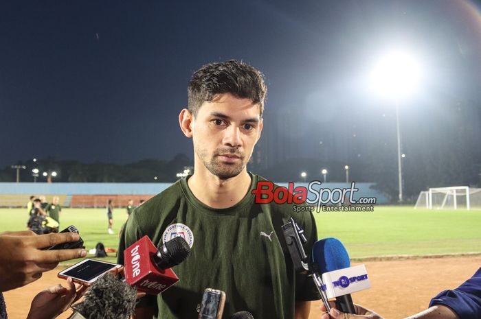 Pemain timnas Filipina, Jesper Nyholm, sedang memberikan keterangan kepada awak media di Stadion Soemantri Brodjonegoro, Kuningan, Jakarta, Sabtu (8/6/2024).